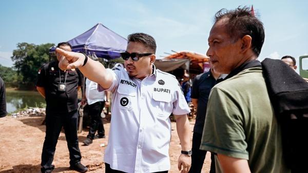 Bupati Subang Reynaldy Putra Andita Budi Raemi Menghentikan Langsung Aktivitas Galian Tanah Merah Ilegal Di Pagaden – Subang